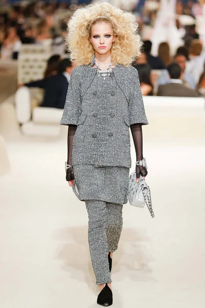 Look 16